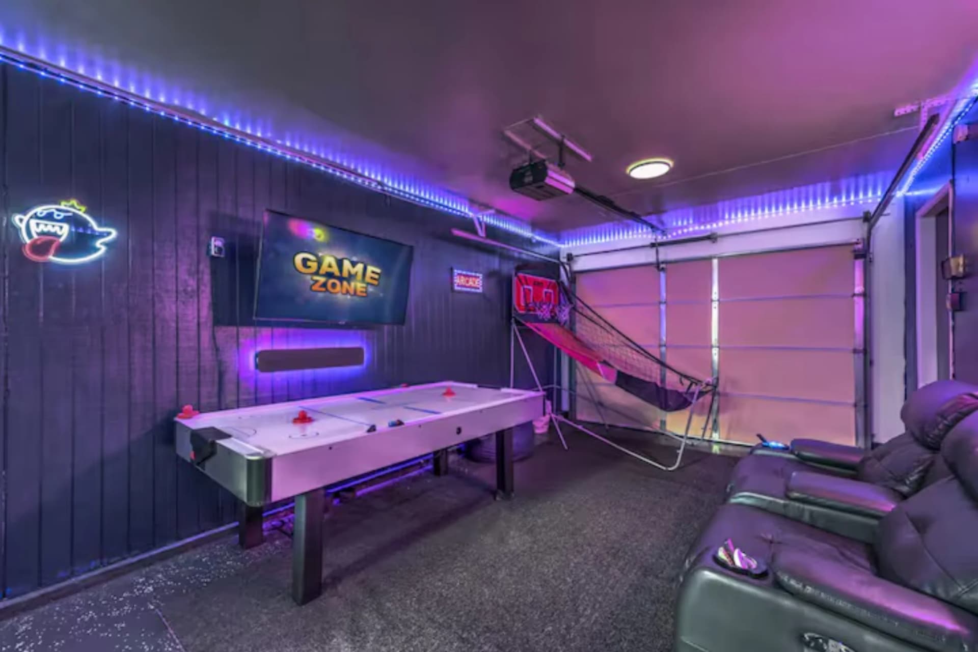 Arcade Lounge, Pool, Spa, Billiards, Dog Friendly